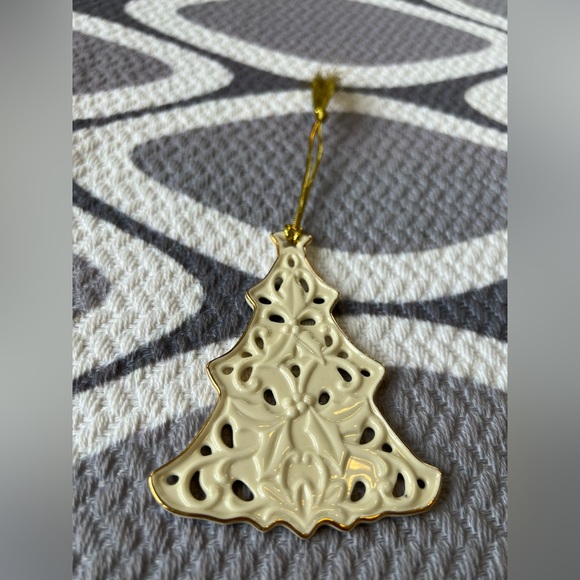 🎄Lenox Porcelain Christmas Tree Ornament. Pretty Holly Design. - Picture 2 of 6